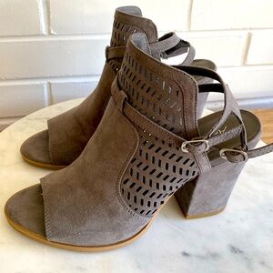 EUC AMERICAN EAGLE Gray Suede Peep Toe Ankle Strap Block Heel Sandals Sz  7 1/2